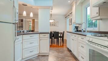 Jääkaappi, mikroaaltouuni, uuni, liesi