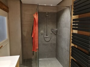 Ducha, secador de pelo y toallas