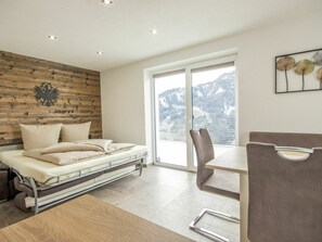 1 bedroom, travel crib, free WiFi - Beautiful apartment for 5 guests with WIFI and TV (Alterzoll)