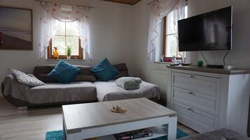 Smart-TV, Kamin, Tischtennisplatte, Bücher