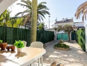 Outdoor dining - Beautiful  villa for 6 people with TV and terrace (Cambrils)