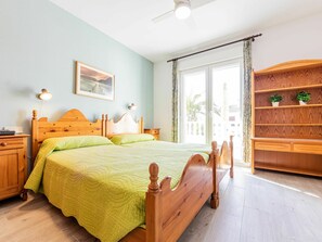 3 bedrooms, iron/ironing board, travel cot - Beautiful  villa for 6 people with TV and terrace (Cambrils)