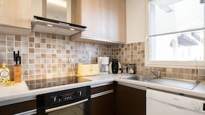 A modern kitchen with a dishwasher, oven, and a Siemens range hood. - Lovely apartment for 4 guests with WIFI, A/C, TV, terrace and pets allowed (Le Grau-du-roi)