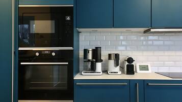 Een koelkast, een microgolfoven, een oven, een kookplaat