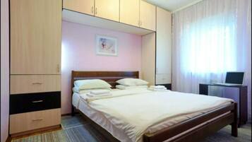 2 bedrooms, iron/ironing board, WiFi