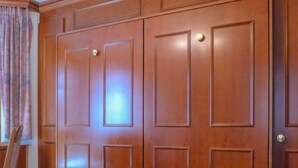 A wooden wardrobe with a handle and a lock. - Lovely apartment for 4 people with WIFI and TV (Zermatt)