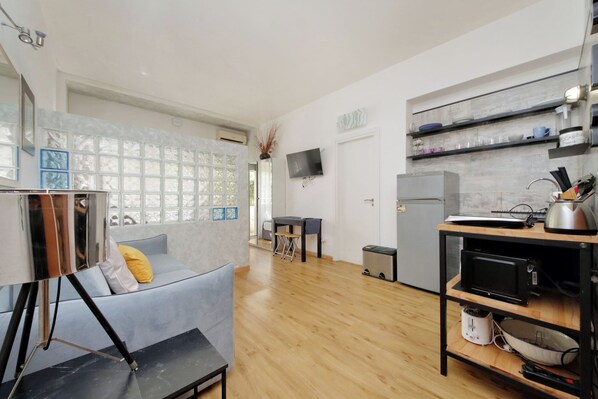A modern kitchen with a microwave, stove, and shelves above the counter. - St. Peter3 - Loft with terrace (Roma)