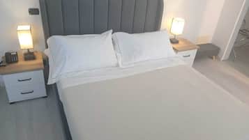 Junior-Studiosuite | Daunenbettdecken, Minibar, Schreibtisch, VerdunkelungsvorhÀnge