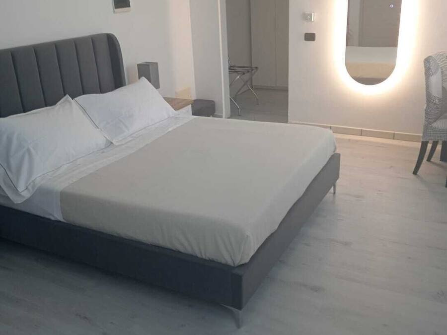Suite estudio junior | Edredones de plumas, minibar, escritorio y cortinas opacas