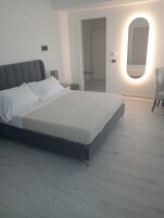 小型开间套房 | 羽绒被、迷你吧、办公桌、遮光窗帘