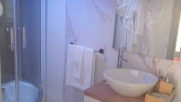 Junior-Studiosuite | Badezimmer | Dusche, Regendusche, kostenlose Toilettenartikel, Haartrockner