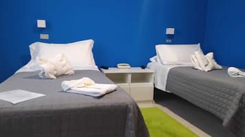 Zweibettzimmer | Daunenbettdecken, Minibar, Schreibtisch, Verdunkelungsvorhänge