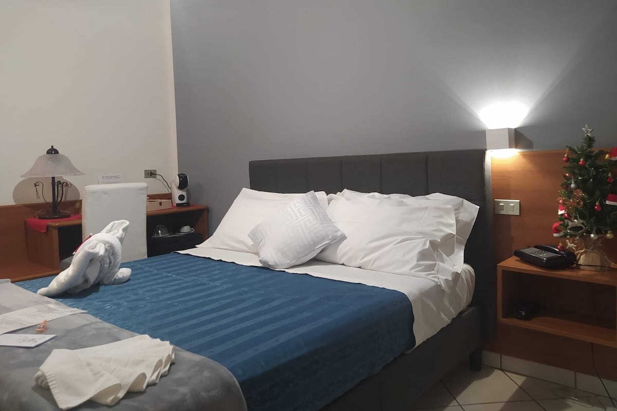 Duntäcken, minibar, skrivbord och mörkläggningsgardiner