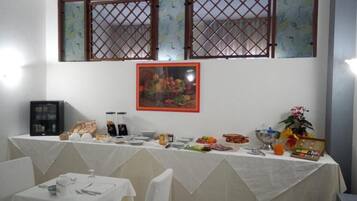 Inbegriffenes kontinentales FrĂŒhstĂŒck unter der Woche