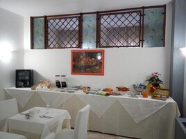Free continental breakfast on weekdays