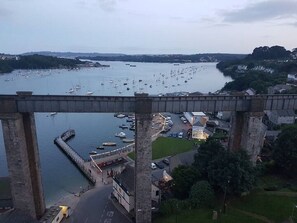 Marina - View of River, spacious balcony, WIFI, Private Parking, Dog friendly, EV point. (Plymouth)