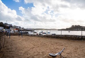 Beach nearby - View of River, spacious balcony, WIFI, Private Parking, Dog friendly, EV point. (Plymouth)