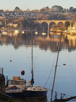Marina - View of River, spacious balcony, WIFI, Private Parking, Dog friendly, EV point. (Plymouth)