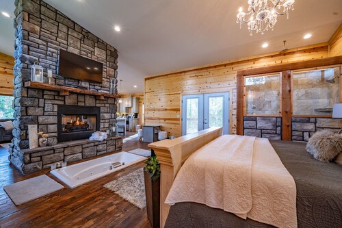 Luxury Honeymoon cabin, jetted tub, tile shower, hot tub, fire pit