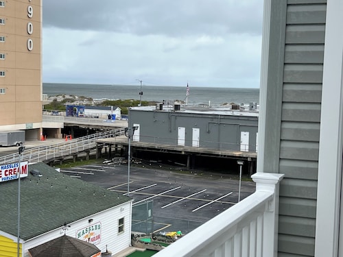 Spacious beachblock house with pool, oceanview, 4 decks near boardwalk