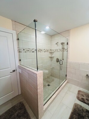 Combined shower/bathtub - Spacious beachblock house with pool, oceanview, 4 decks near boardwalk (North Wildwood)