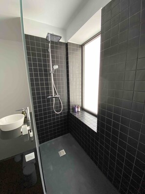 Deluxe Room | Bathroom | Free toiletries, hair dryer, towels, soap - Les Tourelles (Biarritz)
