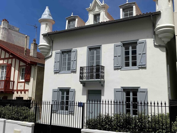 Fachada de la propiedad