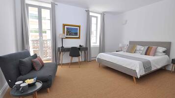 Deluxe Room | Dihias secara berasingan, dilengkapkan perabot secara berasingan, meja