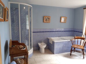 Bathtub, hair dryer, bidet, towels - Large Country House No Pool but with Acres of  Woodland and Gardens (Doissat)