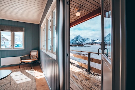 Waterfront Cabin | Living area