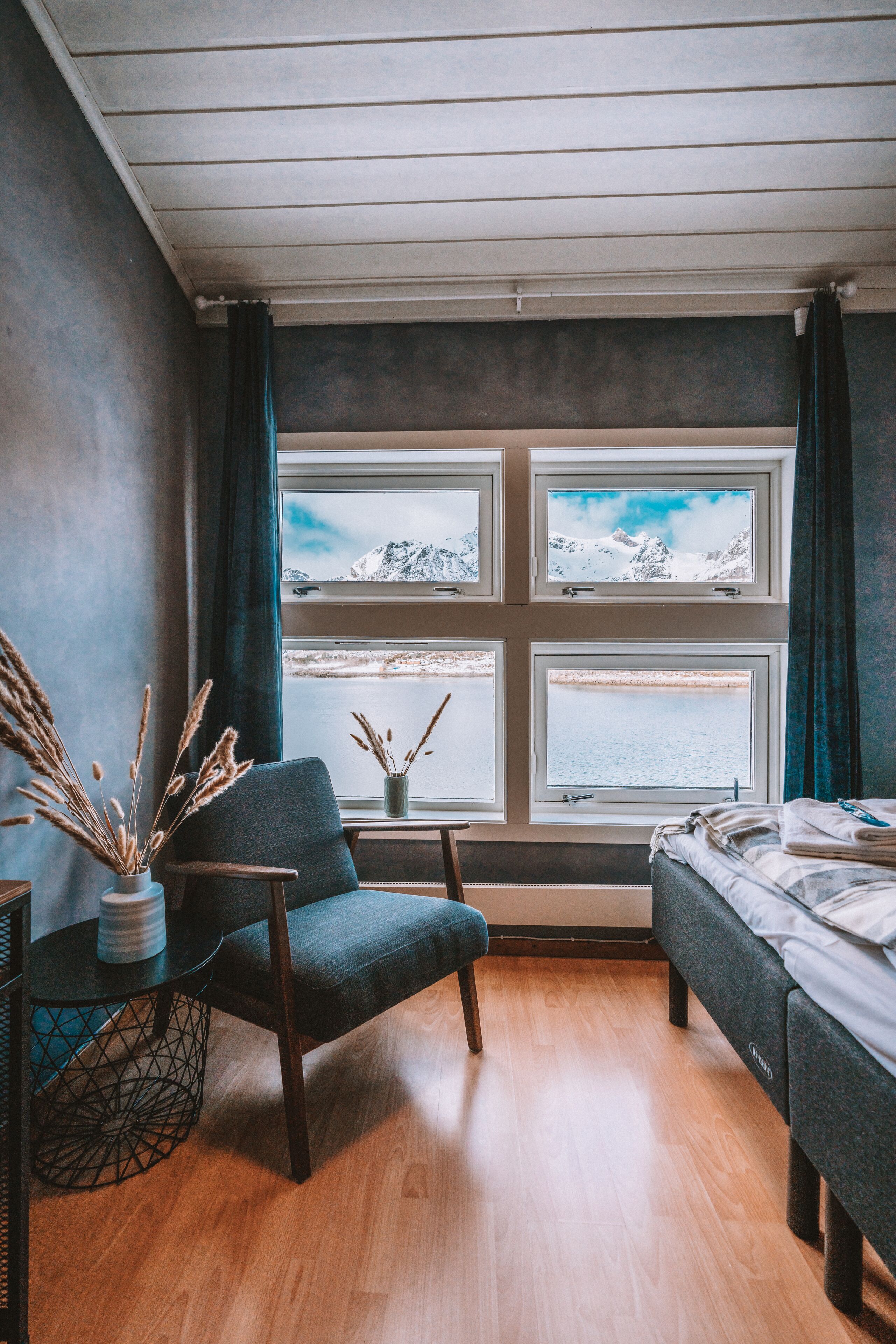Sea View Room | Minibar og sengetøy