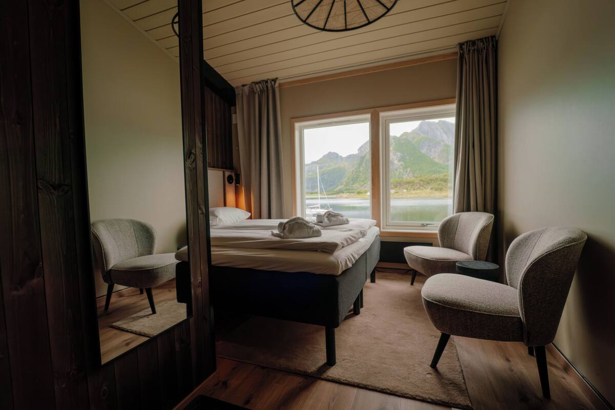 Sea View Room | Minibar, bed sheets