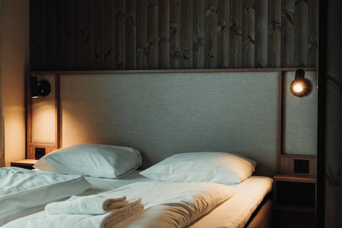 Standard Double Room | Minibar, bed sheets