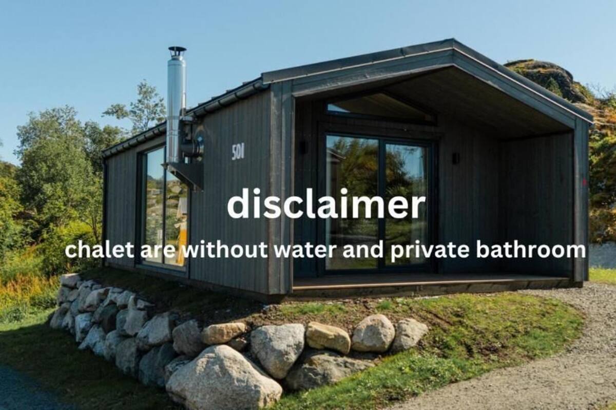 A chalet with a disclaimer about the lack of water and private bathroom facilities.