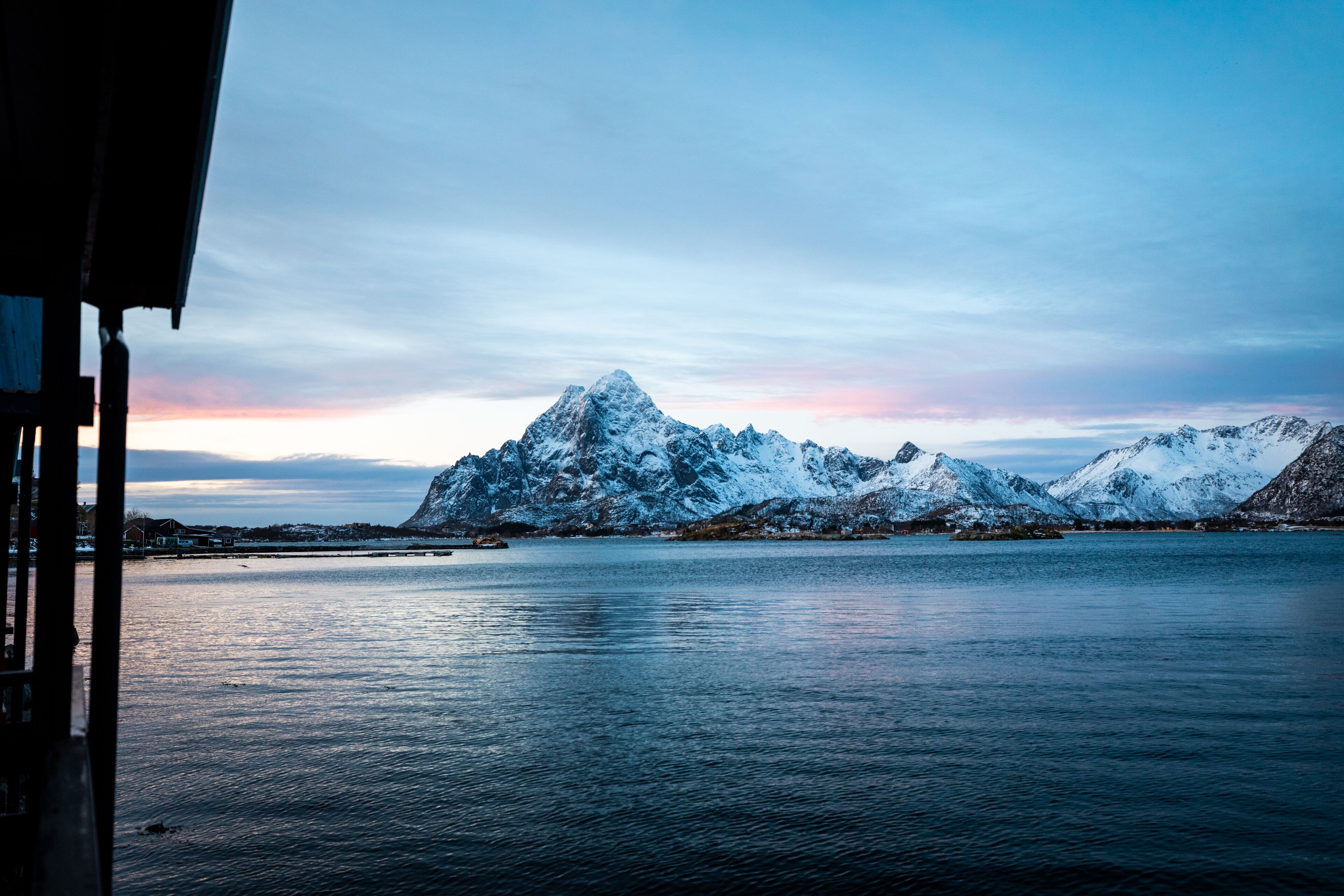 Waterfront Cabin | Minibar, bed sheets