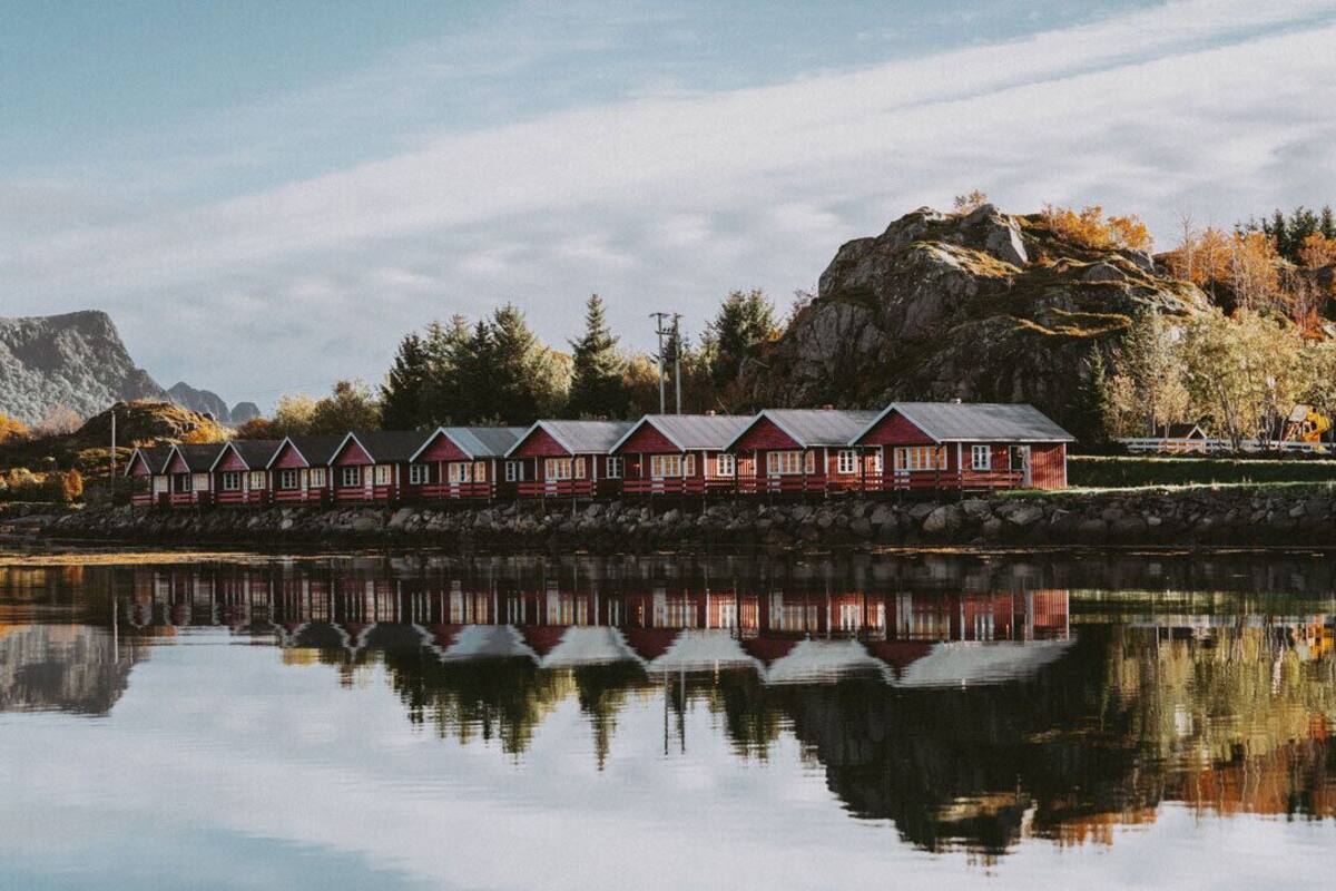 Waterfront Cabin | Minibar, bed sheets