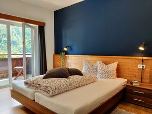 Comfort appartement, 3 slaapkamers, niet-roken, uitzicht op bergen | Een bureau, gratis wifi, beddengoed