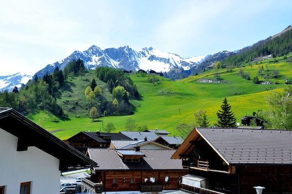 Appartement Confort, 3 chambres, balcon, vue montagne | Vue de la chambre