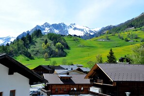 Comfort-Apartment, 3 Schlafzimmer, Balkon, Bergblick | Ausblick vom Zimmer