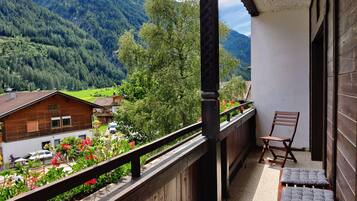 Comfort Condo, 3 Bedrooms, Non Smoking, Mountain View | Balcony