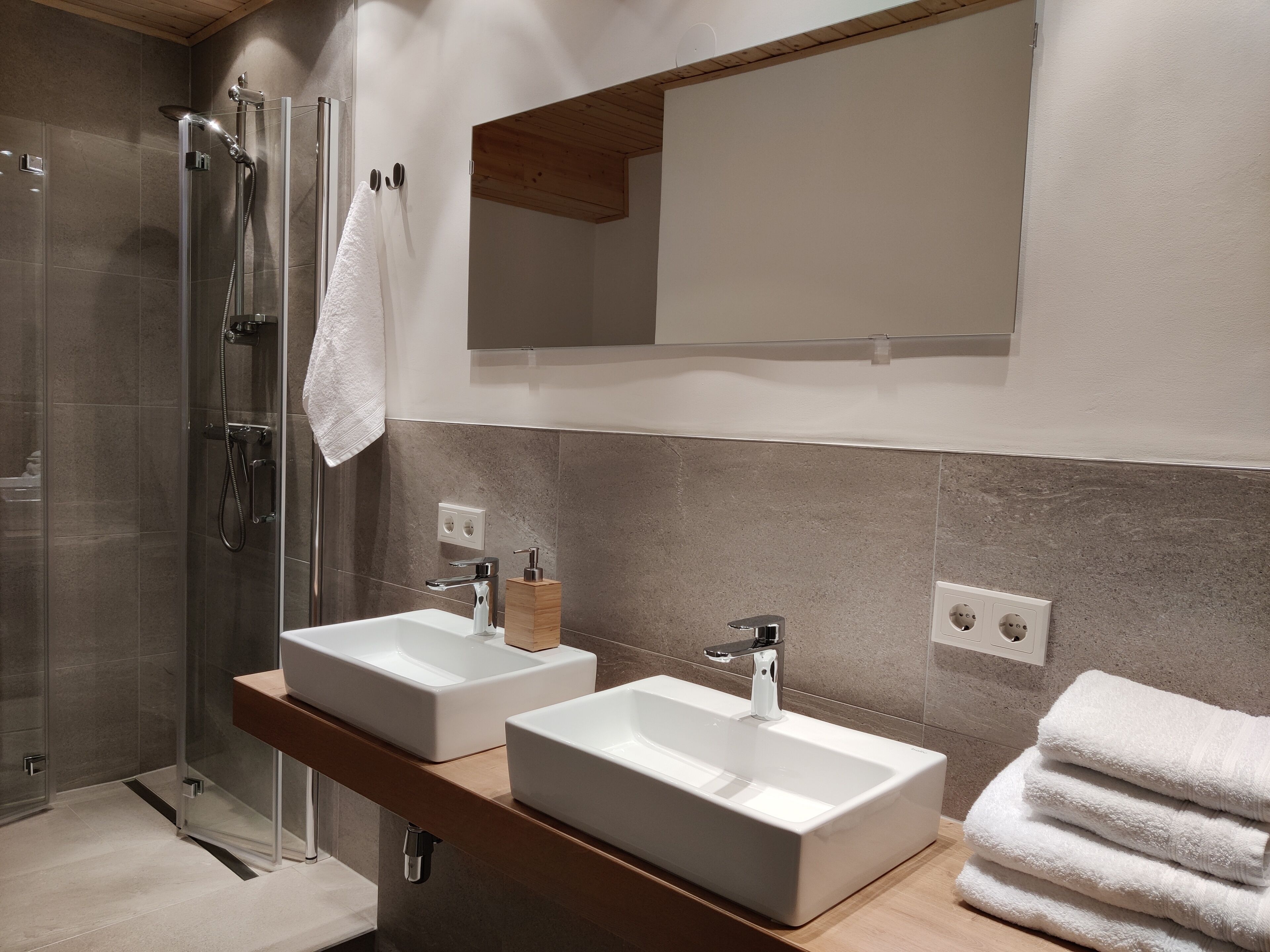 Comfort Condo, 3 Bedrooms, Non Smoking, Mountain View | Bathroom | Shower, hair dryer, towels