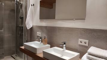 Comfort Condo, 3 Bedrooms, Non Smoking, Mountain View | Bathroom | Shower, hair dryer, towels