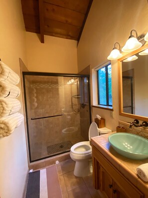 Douche, sèche-cheveux, serviettes fournies, papier toilette