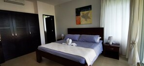 1 Schlafzimmer, Zimmersafe, Schreibtisch, Bügeleisen/Bügelbrett