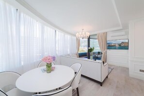 Executive-Suite, 1 Schlafzimmer (Verdi) | Wohnbereich | Flachbildfernseher, Fußbodenheizung