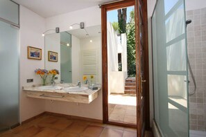 Shower, hair dryer, bidet, towels - Stunning quiet Villa in Pollença (Alcúdia)