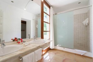 Shower, hair dryer, bidet, towels - Stunning quiet Villa in Pollença (Alcúdia)