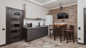 雪櫃、微波爐、電熱水壺、攪拌機