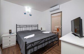 2 bedrooms, in-room safe, travel crib, free WiFi - Beautiful home in Loborika with kitchen (Loborika)