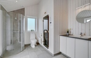 Shower - Lovely home in Ebeltoft with sauna (Ebeltoft)